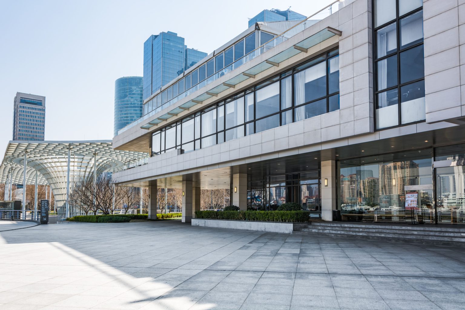 عوامل کلیدی مؤثر بر قیمت‌گذاری ملک تجاری.